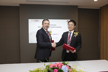 Tony Jin Yong, CEO de Huawei España, y Miguel Rego, director general de INCIBE, durante la firma del acuerdo